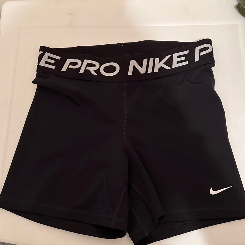 • Women’s Nike Pro • Black